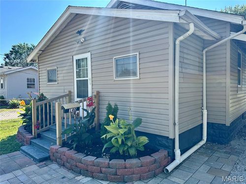 140 E Hawthorne St, Hartford, IL, 62048-1112 | Card Image