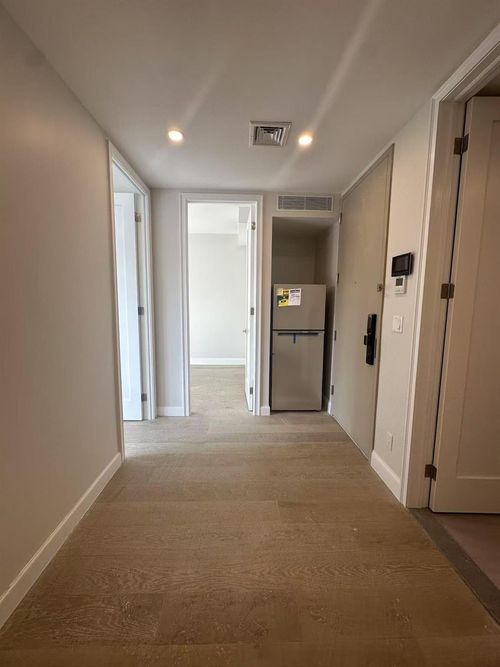 2b-4209 Hampton St, Elmhurst, NY, 11373-2646 | Card Image