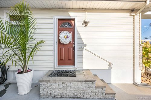 976 Third Ave, Franklin Square, NY, 11010-1845 | Card Image