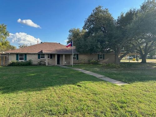 702 E Kezee St, Calvert, TX, 77837-7887 | Card Image