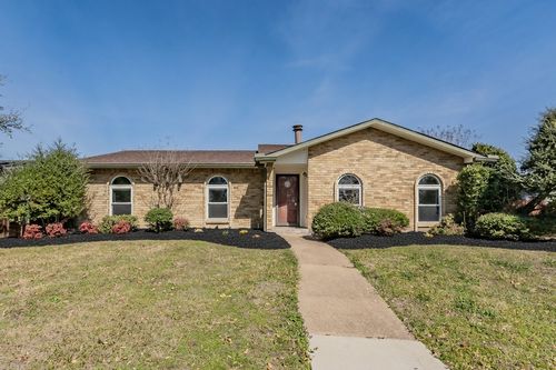 714 Woodlawn Ln, Grand Prairie, TX, 75052-6533 | Card Image