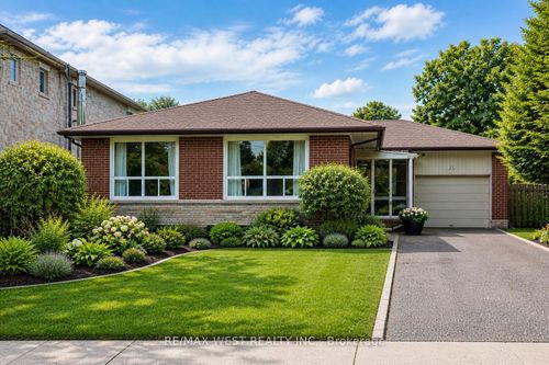 bsmt-15 Hamlyn Crescent, Etobicoke, ON, M9B1Y9 | Card Image