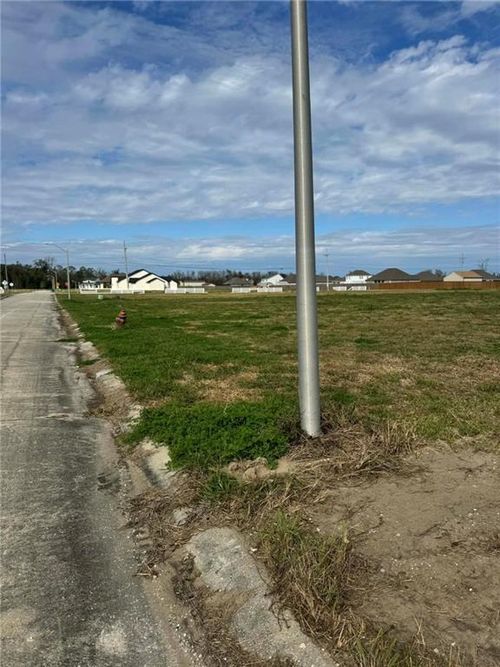 8 E Velvet Ln, Westwego, LA, 70094-3068 | Card Image