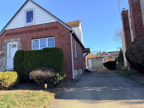 142 Kamda Blvd, New Hyde Park, NY, 11040-3100 | Card Image