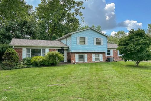8301 Oak St, Zionsville, IN, 46077-7642 | Card Image