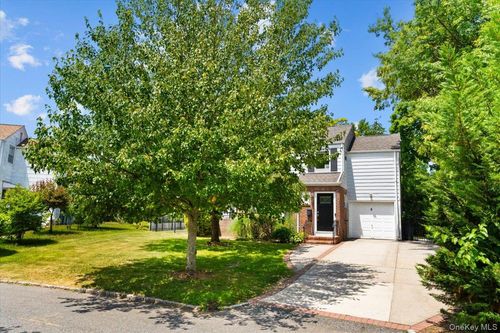 8 Park Circle, North Hempstead, NY, 11024 | Card Image