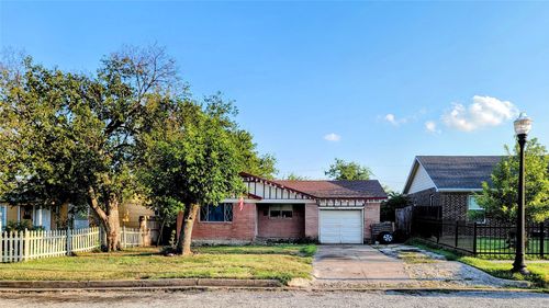 816 E Lowden St, Fort Worth, TX, 76104-7225 | Card Image