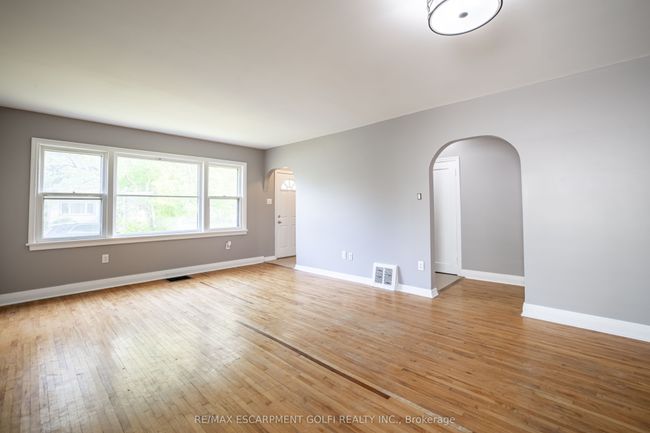 18 Grove Ave, House other with 6 bedrooms, 2 bathrooms and 4 parking in Saint Catharines ON | Image 8