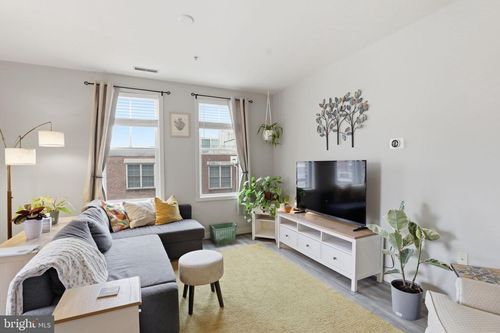 304-181 E Reed Ave, Alexandria, VA, 22305-3171 | Card Image