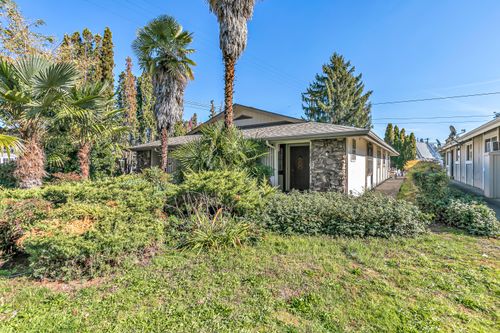 3 Chestnut St, Medford, OR, 97501-2817 | Card Image