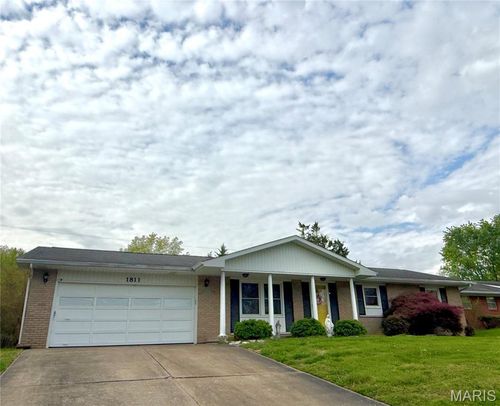 1811 Lawanda Dr, Cape Girardeau, MO, 63701-3823 | Card Image