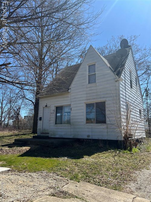 1039 Markham St, Flint, MI, 48507-2305 | Card Image