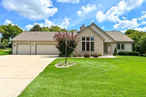 9558 S Fairway Circle, Franklin, WI, 53132 | Card Image