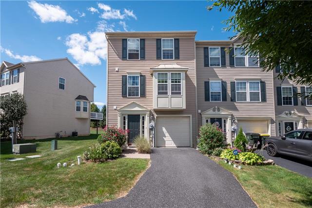 Red Hawk Ct, Breinigsville, PA 18031
