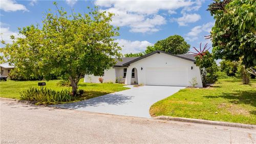 220 Daleview Ave, LEHIGH ACRES, FL, 33936-7002 | Card Image