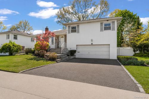 61 Winthrop Road, Oyster Bay, NY, 11803 | Card Image