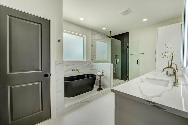 Primary en-suite spa like bath | Image 37