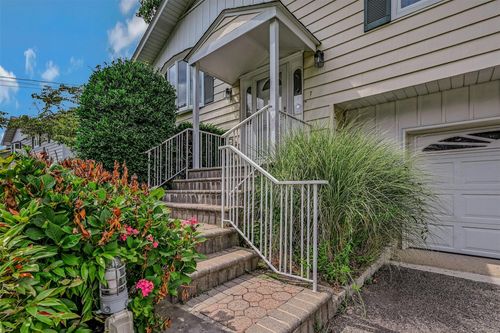 7 Lordly Ct, Kings Park, NY, 11754-3817 | Card Image