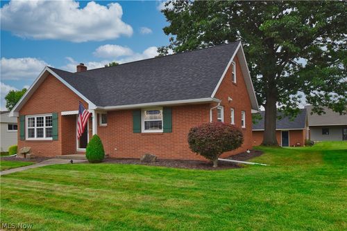 825 4th St Sw, New Philadelphia, OH, 44663-2209 | Card Image