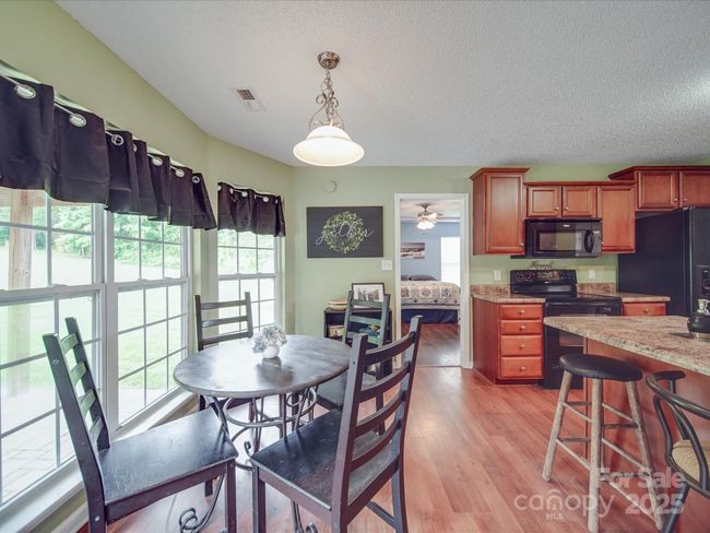 Breakfast Area/Kitchen | Image 25