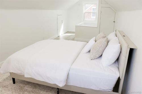 1338 Helen St, Inkster, MI, 48141-1726 | Card Image