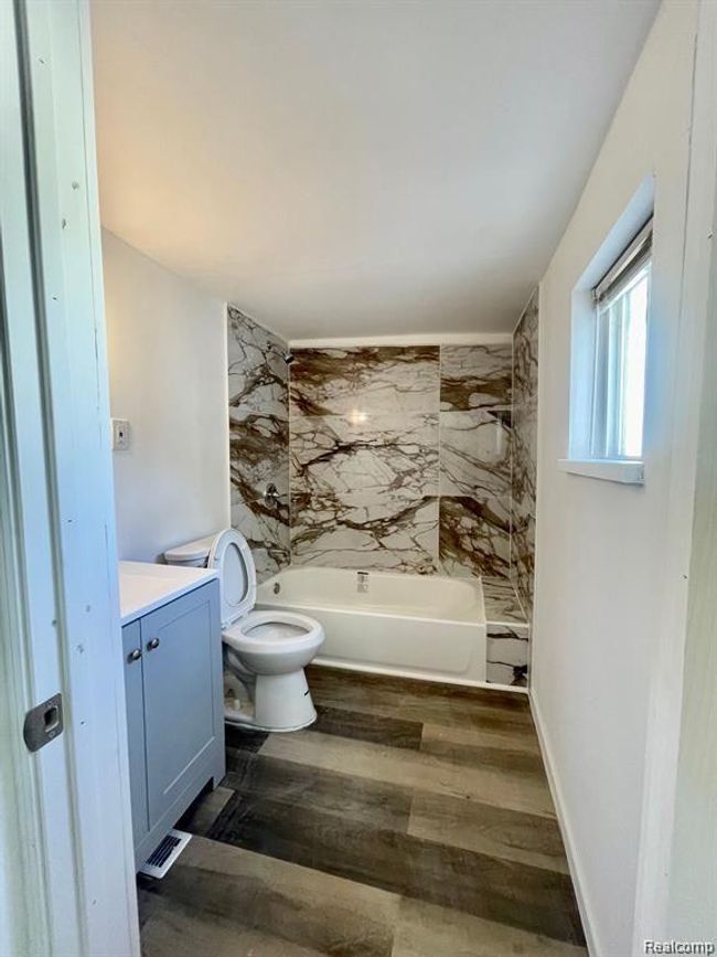 2382 Commor St, House other with 4 bedrooms, 2 bathrooms and null parking in Hamtramck MI | Image 7