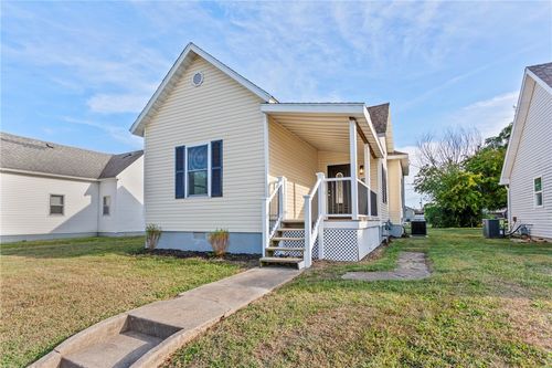 805 Prairie Ave, Mattoon, IL, 61938-4215 | Card Image