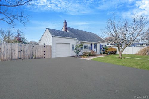 10 Clarence St, Copiague, NY, 11726-5010 | Card Image