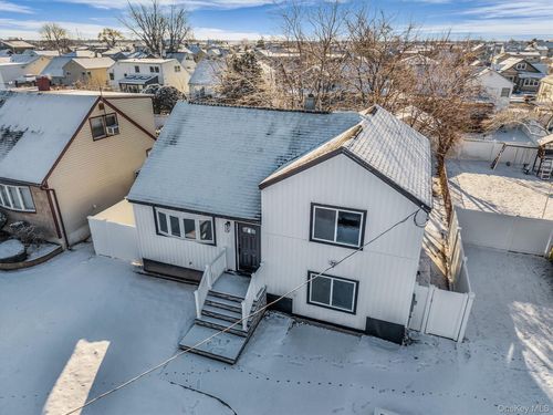 39 Layton St, Freeport, NY, 11520-6240 | Card Image