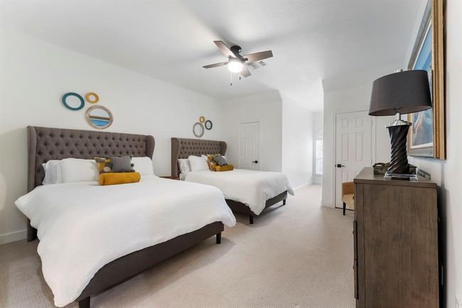 Large secondary bedroom with ensuite bath | Image 27