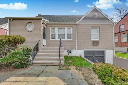 5 Hawthorne Ln, Valley Stream, NY, 11581-1756 | Card Image