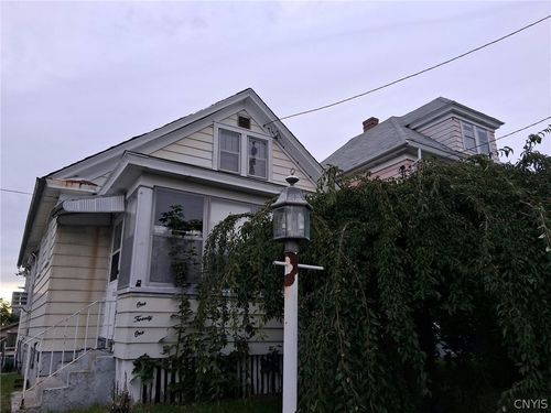 121 Briggs St, Syracuse, NY, 13208-2351 | Card Image