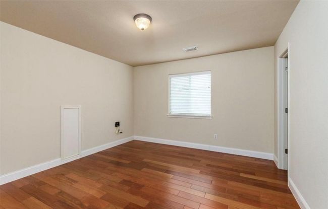 Spare room with wood finished floors and baseboards | Image 22