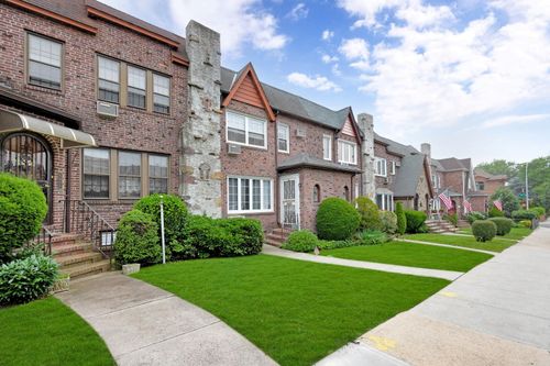 64 82nd Pl, Middle Village, NY, 11379-2341 | Card Image