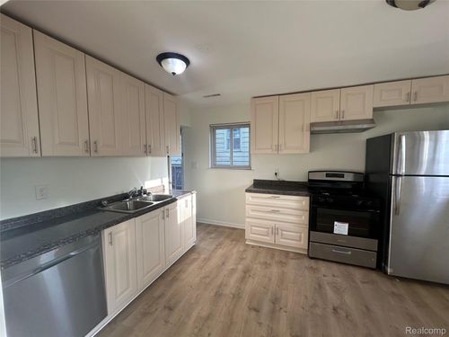 15490 Dixie, Redford, MI, 48239-3602 | Card Image