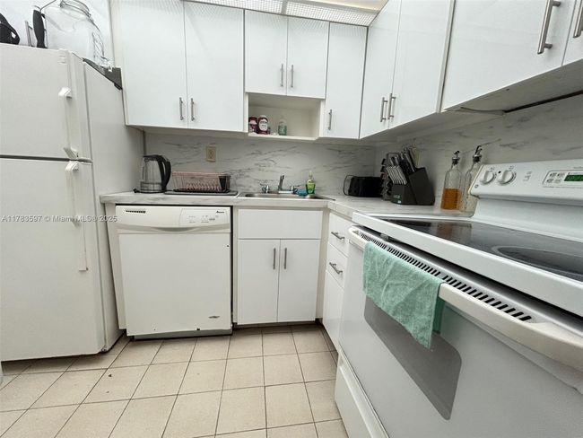 APT-410 - 2899 Collins Ave, Condo with 0 bedrooms, 1 bathrooms and null parking in Miami Beach FL | Image 9