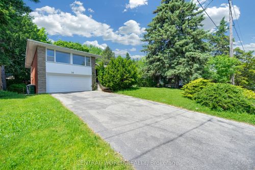 38 Denrock Dr, House with 4 bedrooms, 3 bathrooms and 4 parking in North York ON | Card Image