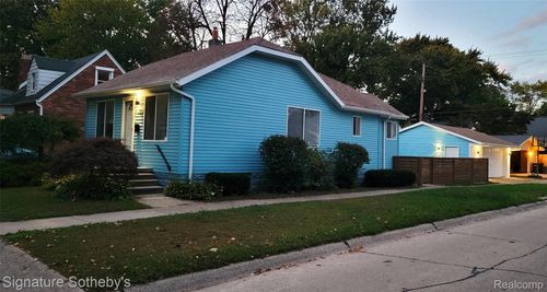 2104 Roslyn Rd, Grosse Pointe Woods, MI, 48236-1052 | Card Image