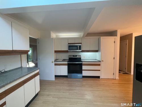 8-8 Ironwood Rd, West Hartford, CT, 06117-1120 | Card Image