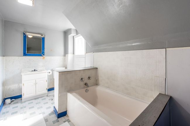 3/4 Bathroom 2 - Upper Level | Image 23