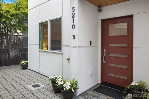 5210 Brooklyn Ave Ne, Seattle, WA, 98105 | Card Image