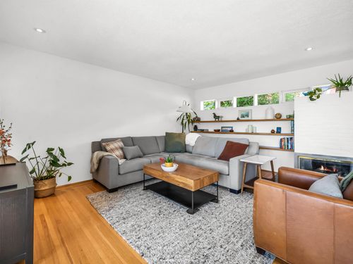 947 Evergreen Pl, North Vancouver, BC, V7R1R5 | Card Image