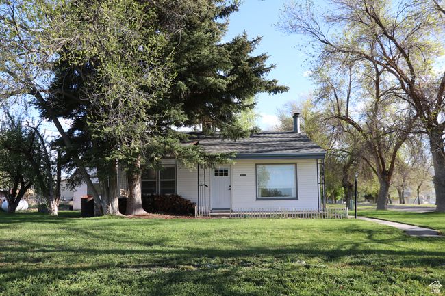 View of front facade with a front lawn | Image 33