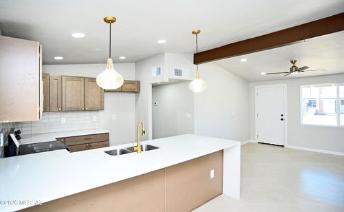 1055 W King Street, Tucson, AZ, 85705 | Card Image