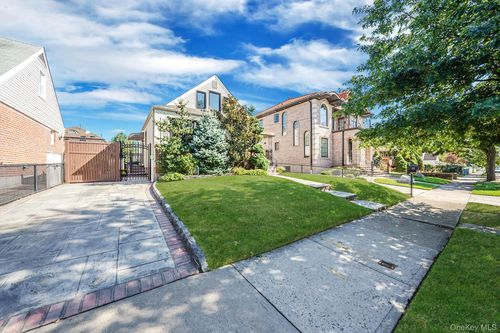 8133 260th St, Glen Oaks, NY, 11004-1401 | Card Image