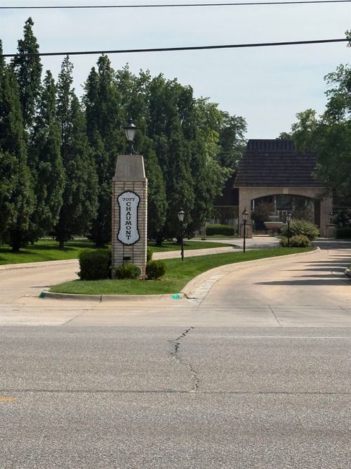 7077 E Central Ave, Wichita, KS, 67206-1936 | Card Image