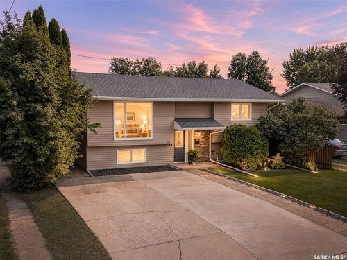 951 Holdsworth Crescent, House with 3 bedrooms, 2 bathrooms and 4 parking in Moose Jaw SK | Card Image