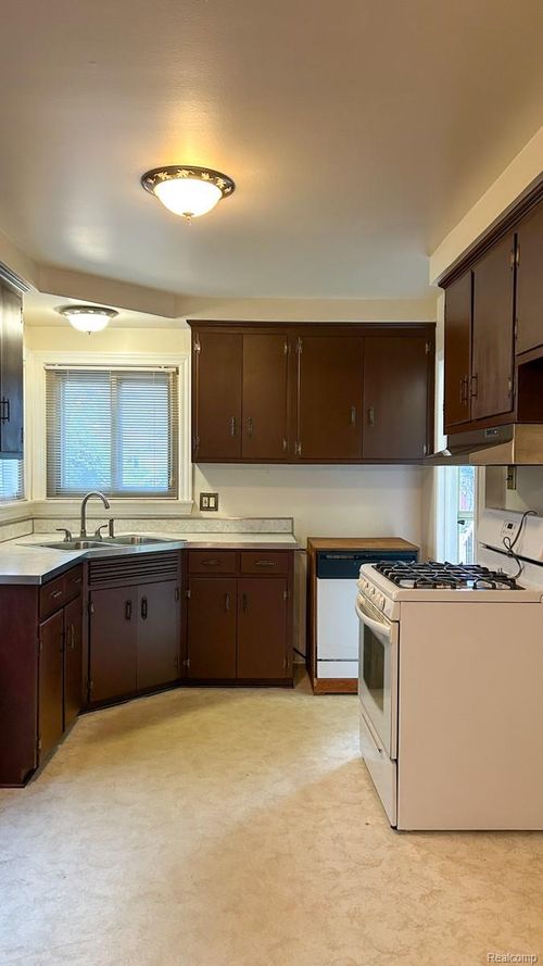 21810 Stratford St, Oak Park, MI, 48237-2534 | Card Image