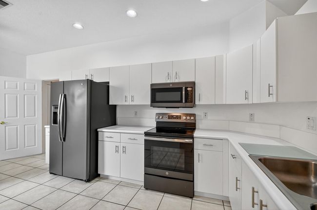 9675 Crescent View Dr N, Condo with 3 bedrooms, 2 bathrooms and null parking in Boynton Beach FL | Image 5