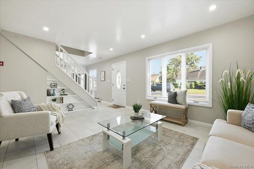 4 Clover Ln, Westbury, NY, 11590-2603 | Card Image